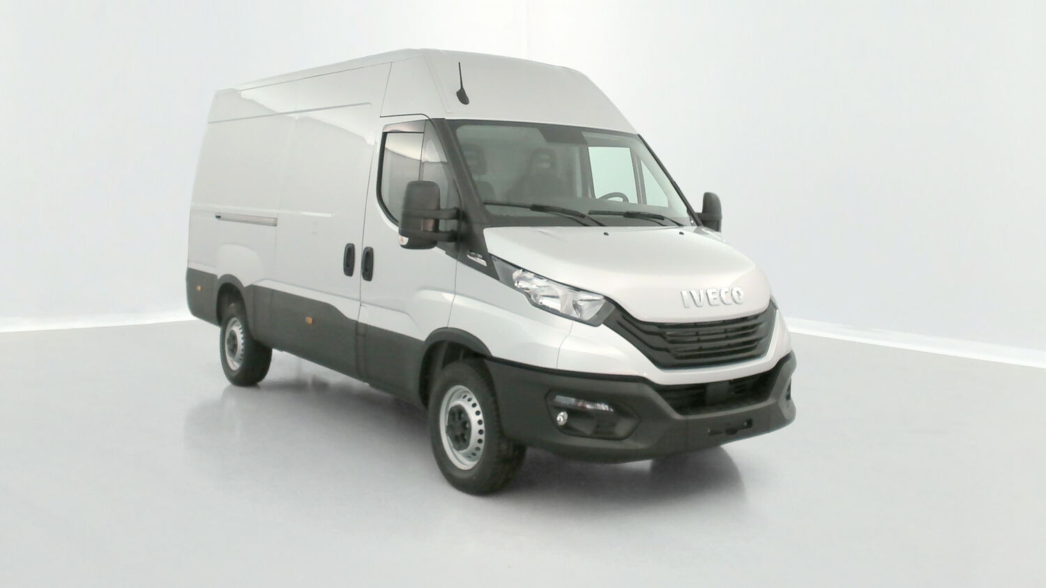 IVECO DAILY FOURGON 12 M2 35S18H A8 3520 L 3.0L 180 CH 660 € HT/MOIS