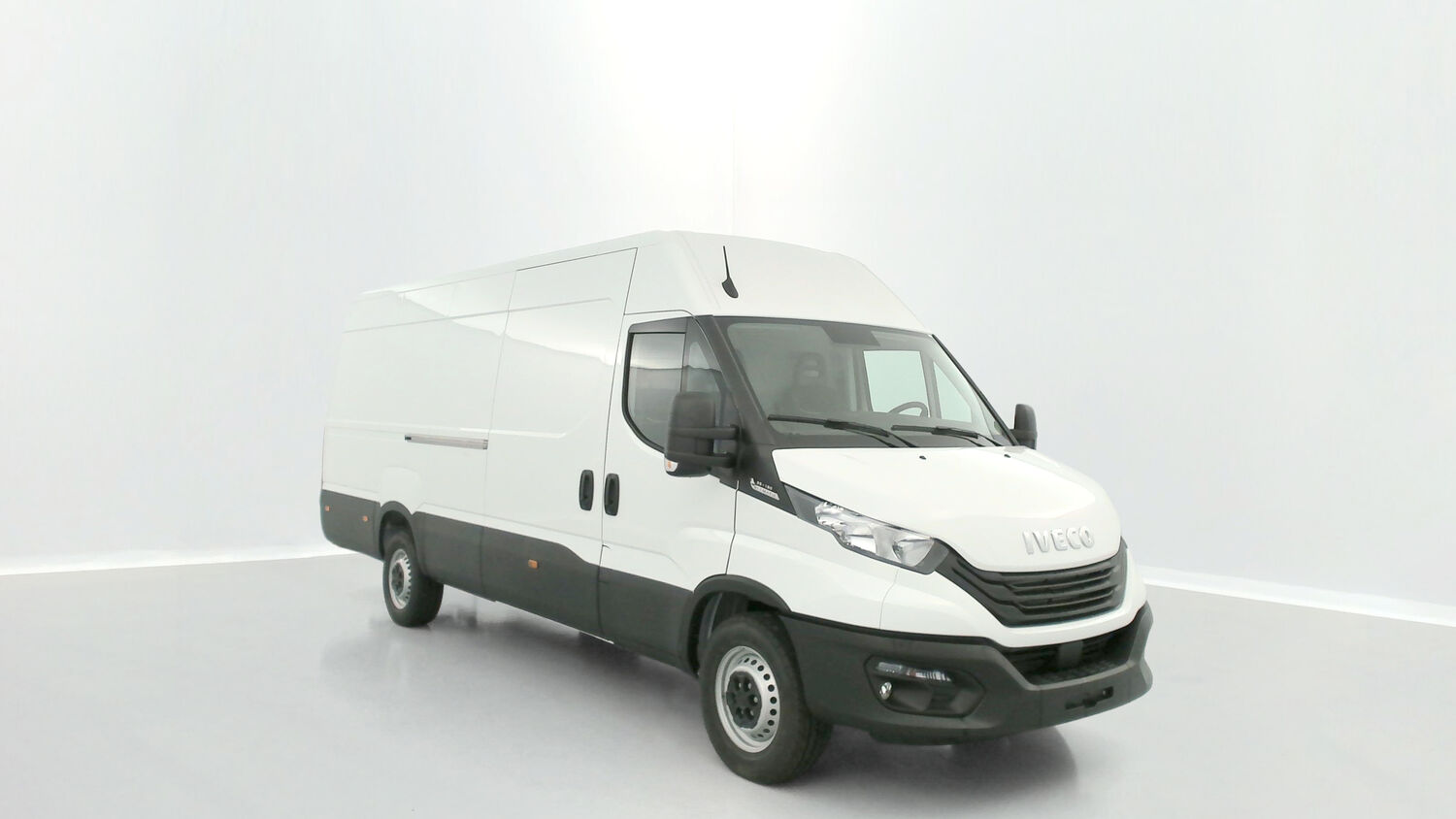 IVECO DAILY FOURGON 16 M2 35S18H A8 4100 L 3.0L 180 CH 655€ HT/MOIS